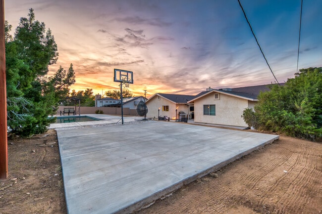 Building Photo - 57731 San Tropeze Dr