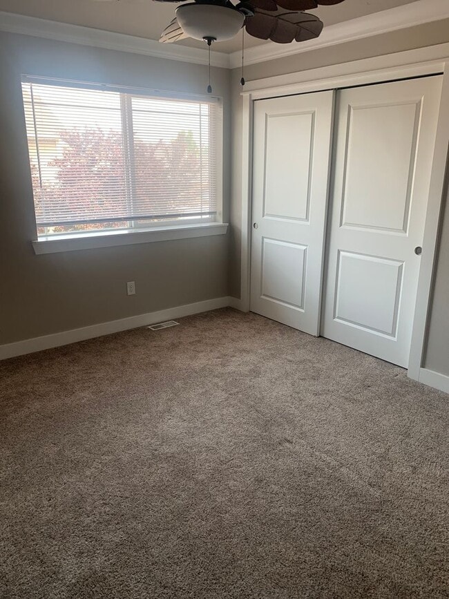 Building Photo - 2 bedroom Townhome