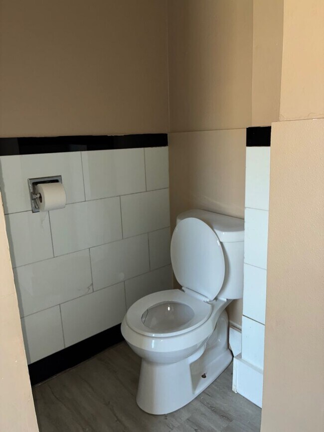 Building Photo - Charming 3-Bedroom Property in Prime Location