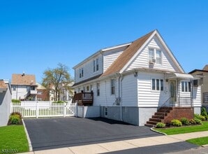 Building Photo - 90 Rossiter Ave