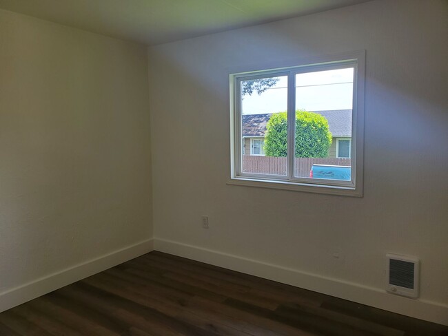 Building Photo - Recently Remolded Duplex
