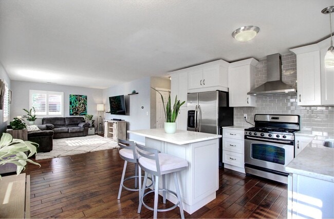 Building Photo - 3BD, 2BA Front side Duplex with Private Front Yard, Near Sloan's Lake