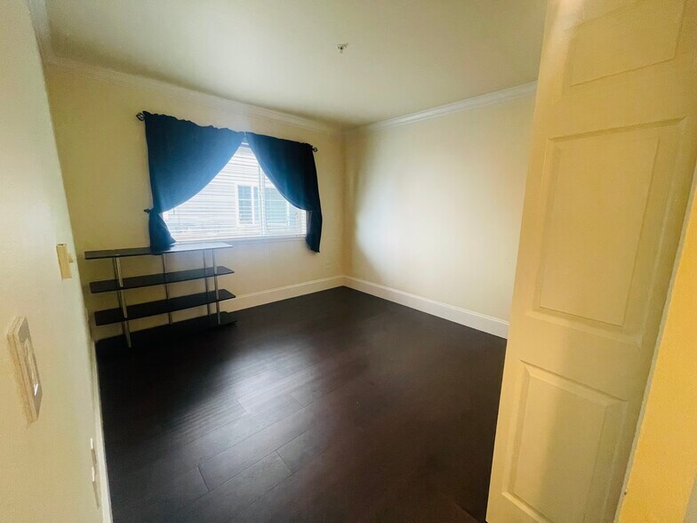 Building Photo - 524 6th Ave W