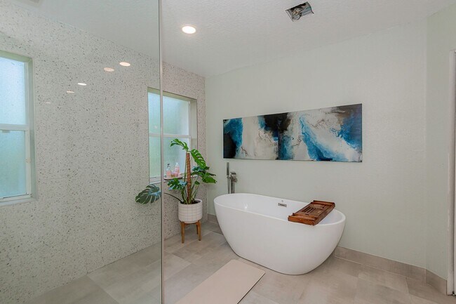 Building Photo - Exquisite Pool Home in Alhambra – Pembroke...