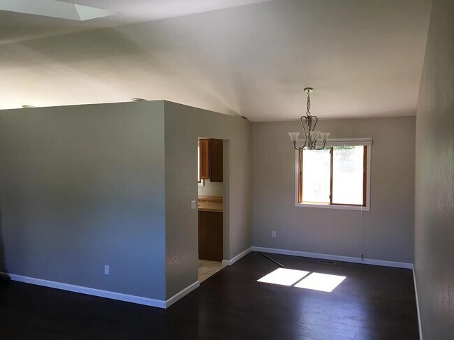 Building Photo - 862 Charter Oak Ct