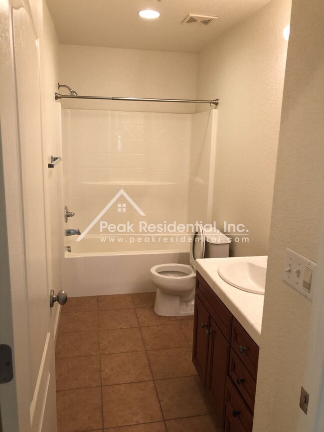 Building Photo - Newer 3bd/2.5ba North Natomas Condo with 2...