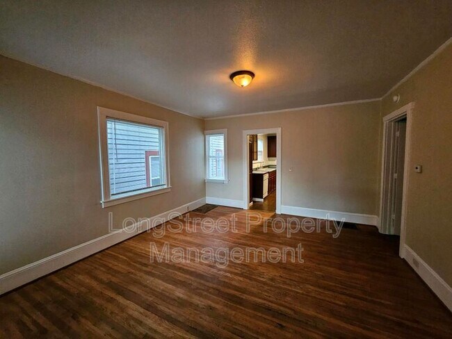 Building Photo - 634 SW Grant St.