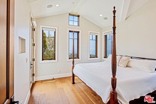 Building Photo - 5561 Horizon Dr