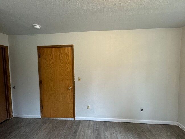 Building Photo - 1 BD, 1 BA Apartment Nestled Back on a Cul-de-Sac