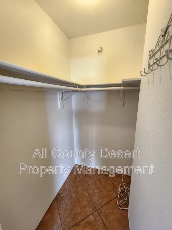 Building Photo - 760 E Cottonwood Rd