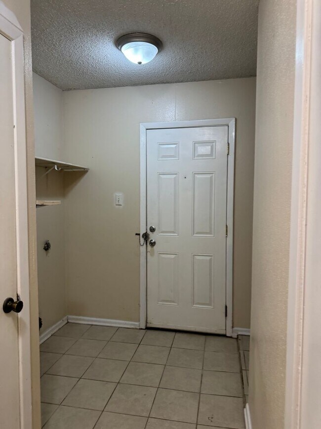 Building Photo - 6919 Moon Lake Dr