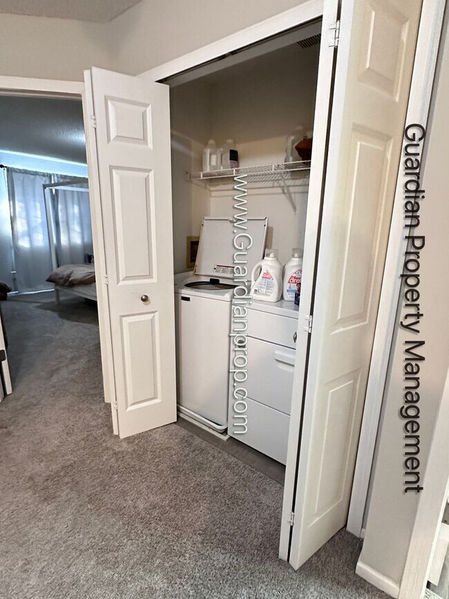 Building Photo - Apple Valley Town Home, 1 Car Garage, Washer/Dryer, Dishwasher, Available April/May 1st