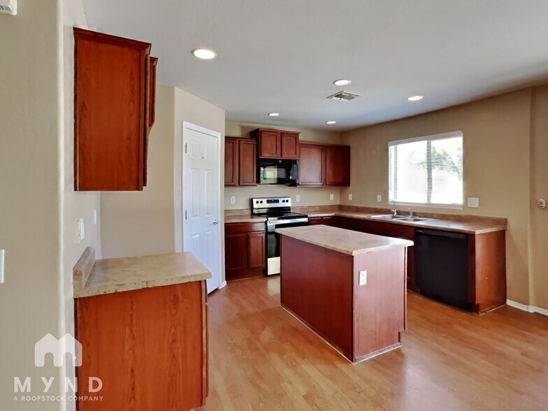 Building Photo - 4732 W Dill Ave