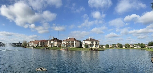 Building Photo - 2714 Lake Villa Dr