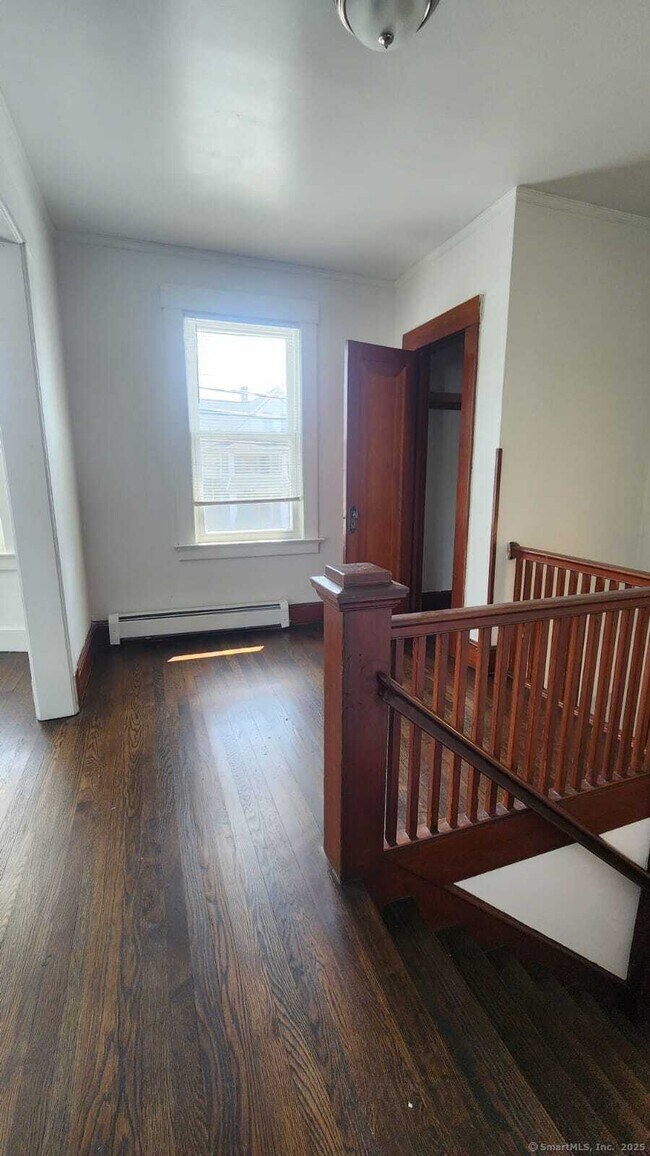 Building Photo - 305 Wakelee Ave