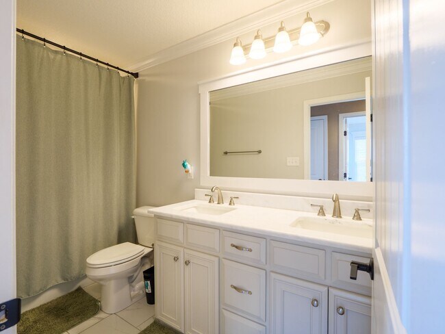 Building Photo - 3960 Landings Cir