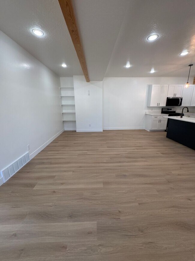 Building Photo - 725 W 350 N