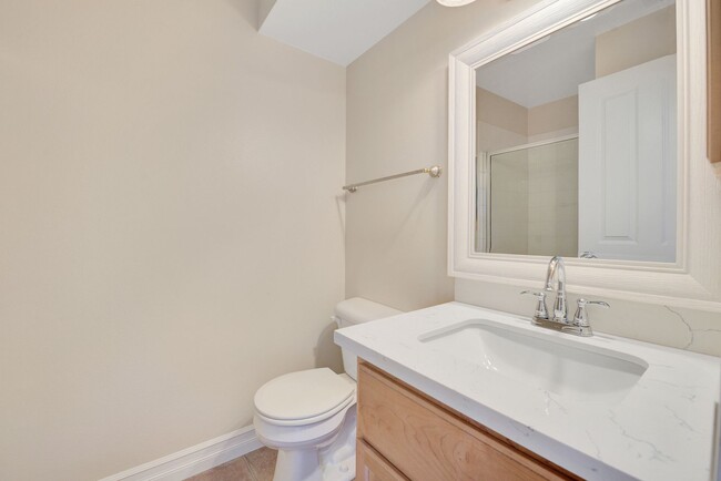Building Photo - Rooftop Deck & Convenient Seattle Location