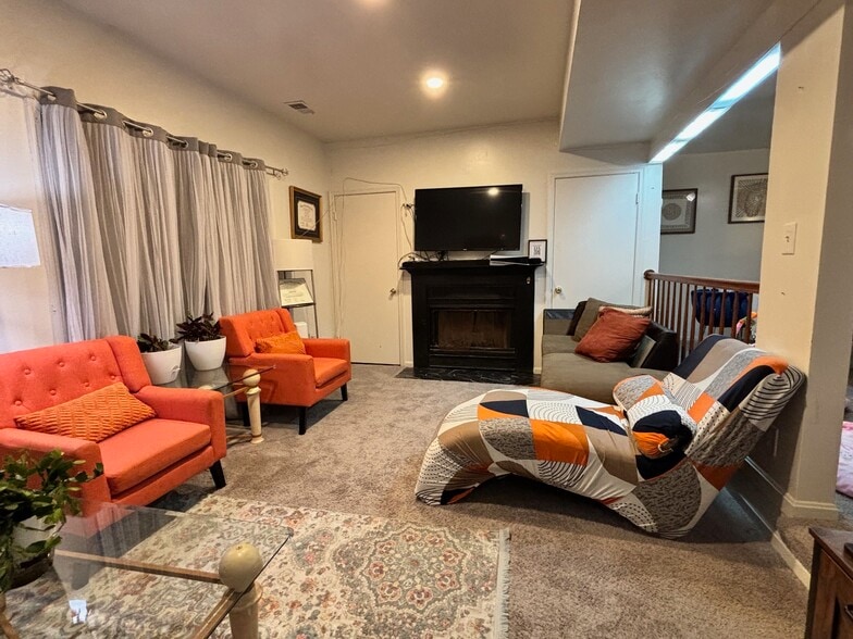 Living Room - 8719 East Grv