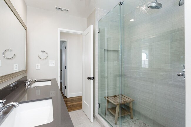 Building Photo - 502 Poinsettia Ave