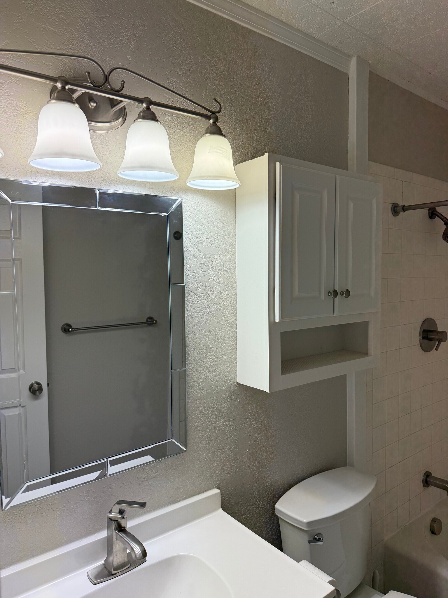 The bathroom. - 1621 Chestnut St