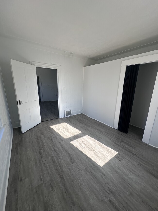 Building Photo - 223 E 27th St