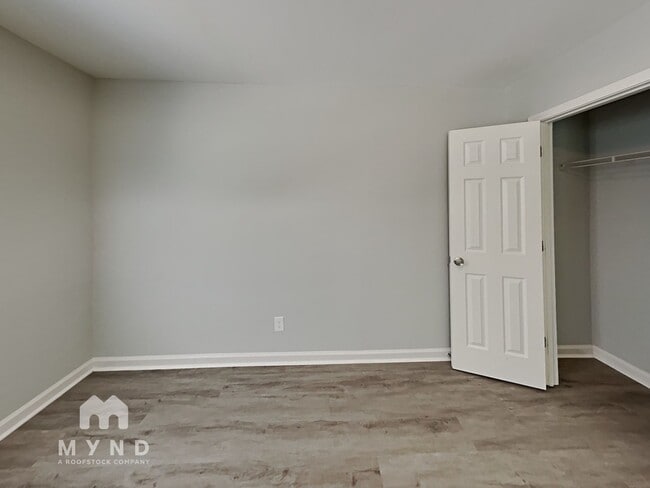 Building Photo - 977 Moreland Dr SE