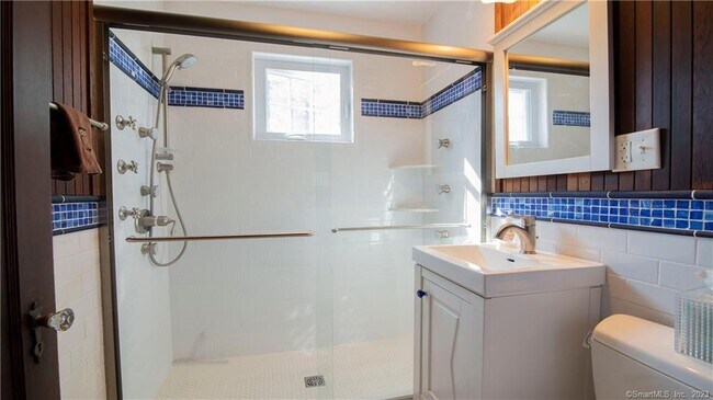 Building Photo - 106 E Shore Ave