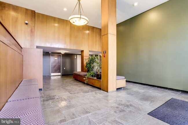 Building Photo - 2030 N Adams St