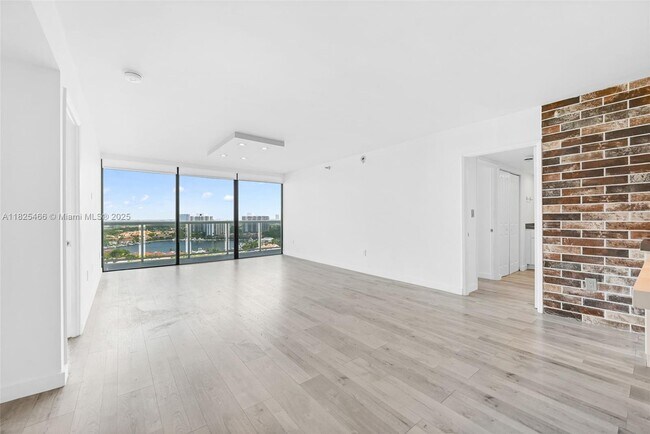 Building Photo - 20505 E Country Club Dr