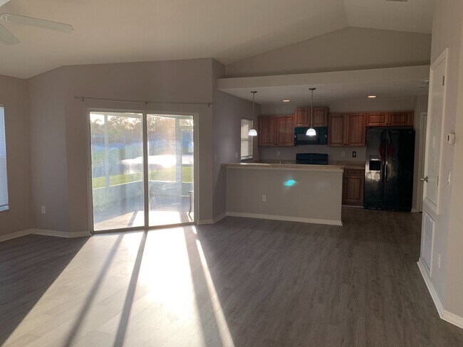 Building Photo - Well maintained 3/2/2 with pond view and community pool