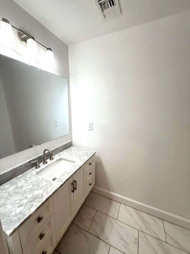 Building Photo - ** 4 Bed 2.5 Bath Located in Ridgefield** ...