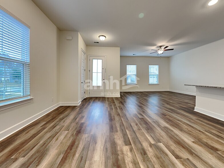 Building Photo - 133 Trumpet Vine Dr