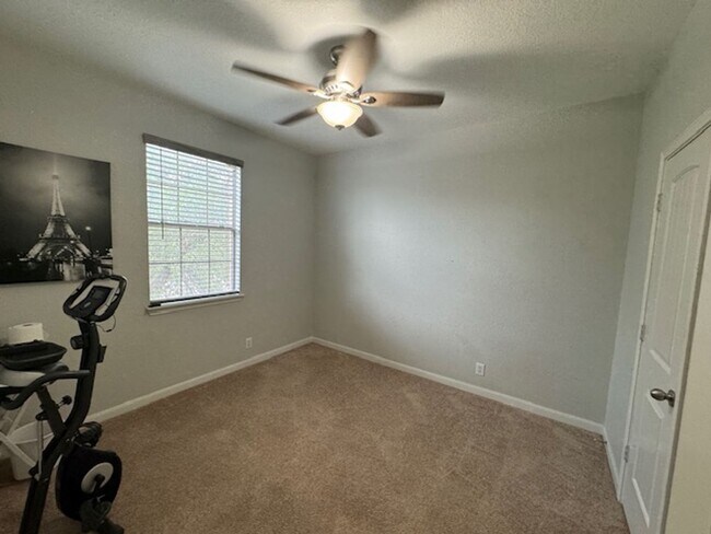 Building Photo - Texas Size Home!! Featuring over 2700 sq ft
