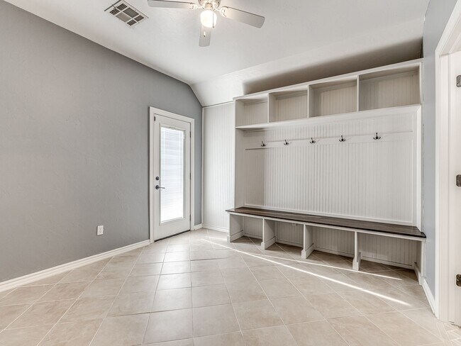 Building Photo - Fantastic home in the Fairways at Surrey H...