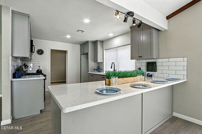 Building Photo - 11273 Ivanhoe Dr