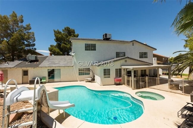 Building Photo - 6BD/5BA!! POOL/SPA!!