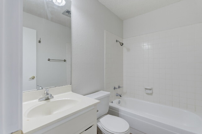 Building Photo - Cozy, Freshly Updated 3-bedroom 2-bathroom...