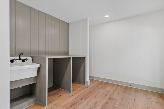 Building Photo - 460 Hilltop Trail