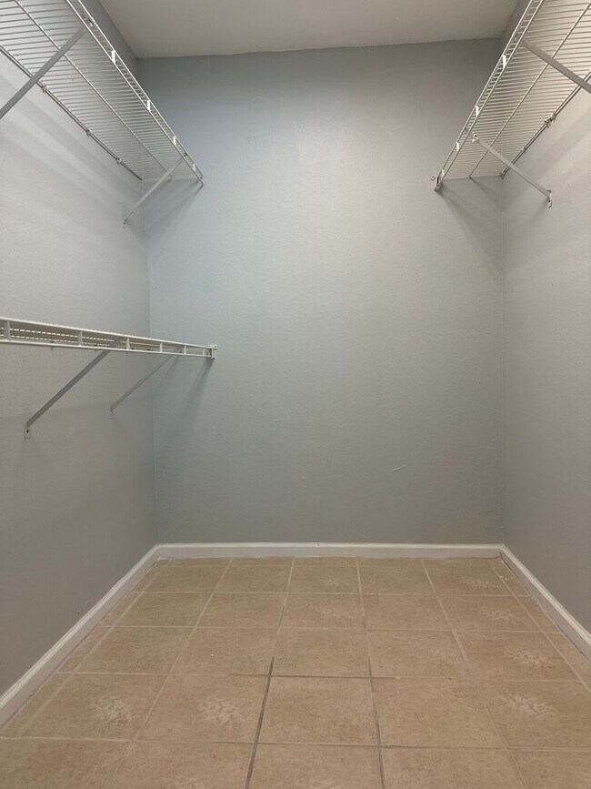 Building Photo - Spacious 2 Bed / 2 Bath Condo in Indian Lake – Ground Floor Unit