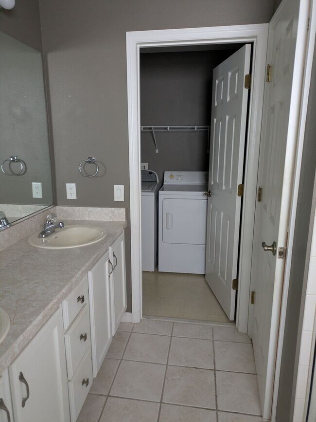 Building Photo - 866 Oak Forest Dr