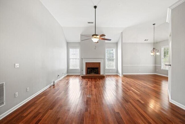 Building Photo - House 4 Beds 2 Baths