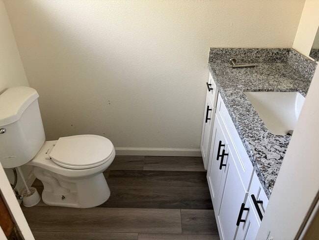 Building Photo - Recently remodeled Condo close to College