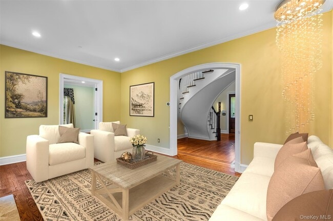 Building Photo - 2 Heathcote Dr