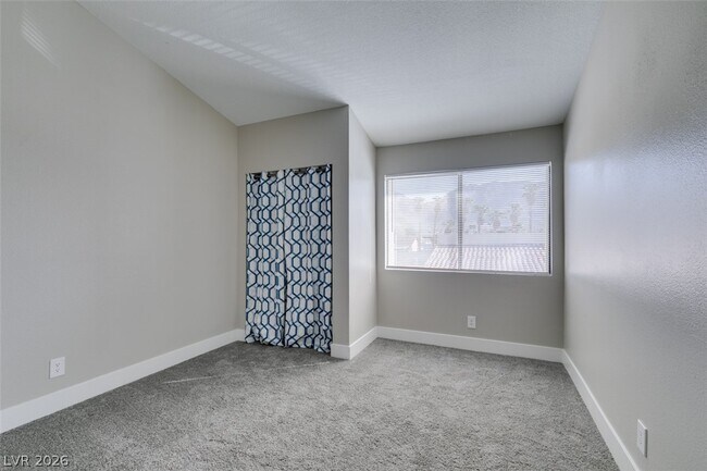 Building Photo - 930 N Sloan Ln
