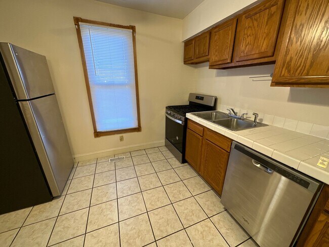 Building Photo - Highland 1557-1559 1557HSLLC