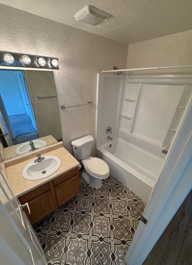 Building Photo - "Chic & Cozy 2-Bedroom Condo Oasis in Vibrant Las Vegas – 949 Sq. Ft. of Modern Comfort!"