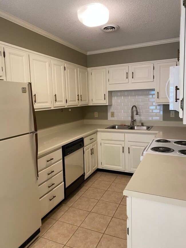 Building Photo - Very well kept condo in Lytchfield off All...