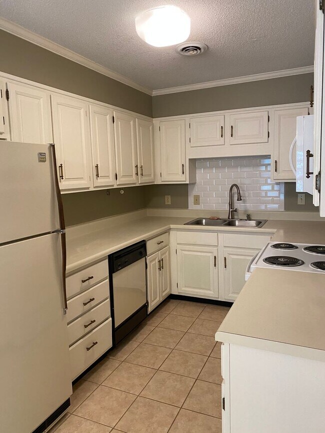 Building Photo - Very well kept condo in Lytchfield off Allistair Rd