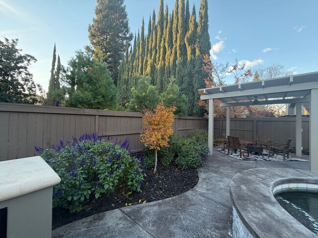 Building Photo - Gorgeous 3-Bedroom House in Gold River with pool